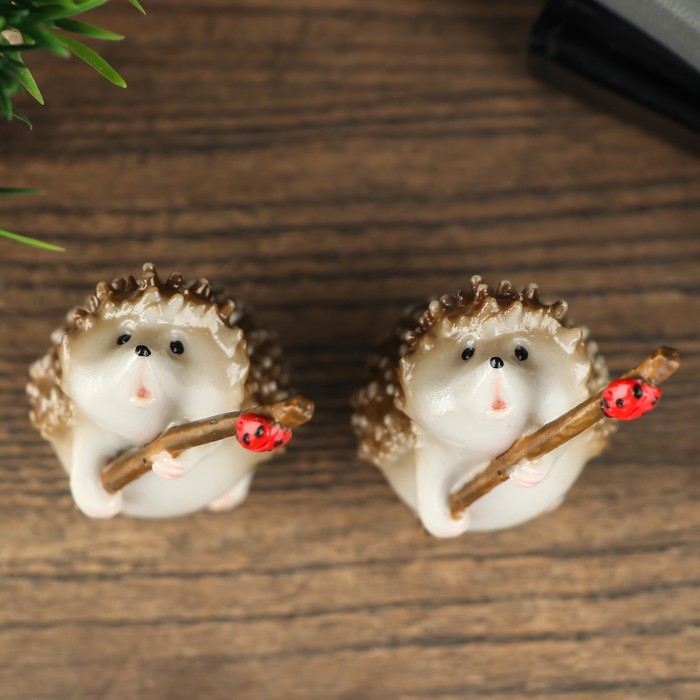 Сувенир полистоун "Ежонок с веточкой и божьей коровкой"