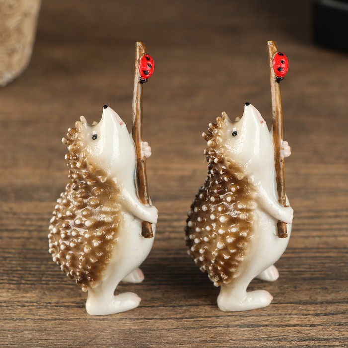 Сувенир полистоун "Ежонок с веточкой и божьей коровкой"