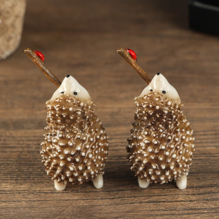 Сувенир полистоун "Ежонок с веточкой и божьей коровкой"