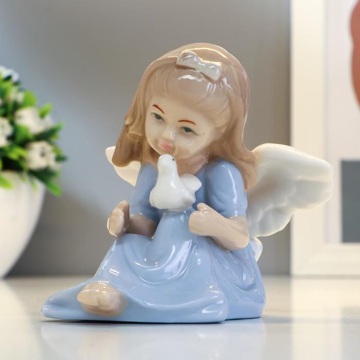 Сувенир керамика "Ангел-девочка в голубом платье с голубкой в руках" 8х9х9,5 см