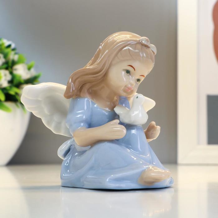 Сувенир керамика "Ангел-девочка в голубом платье с голубкой в руках" 8х9х9,5 см