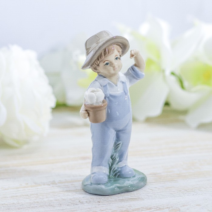 Сувенир керамика "Мальчик в голубом комбинезоне с горшочком в руках" 13х6,3х4,8 см