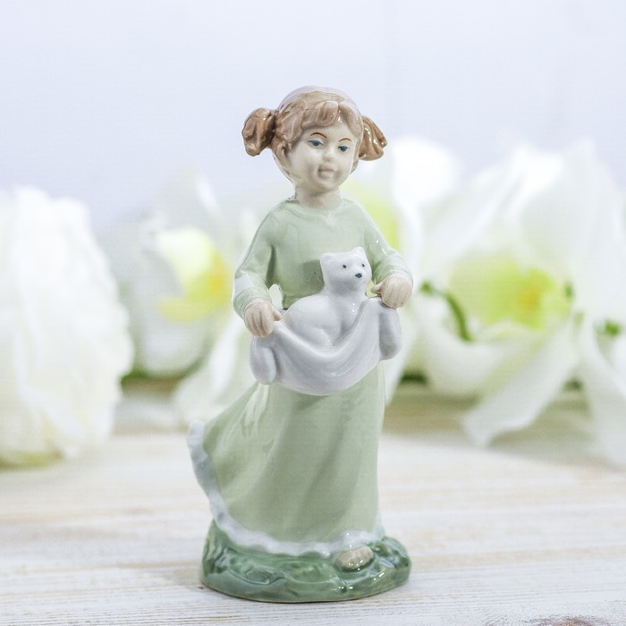 Сувенир керамика "Девочка в зелёном платье с котёнком" 15х7,8х5,8 см