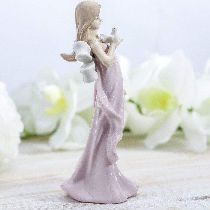 Сувенир керамика "Девочка в розовом платье с бантом и голубем в руках" 18х9х7 см