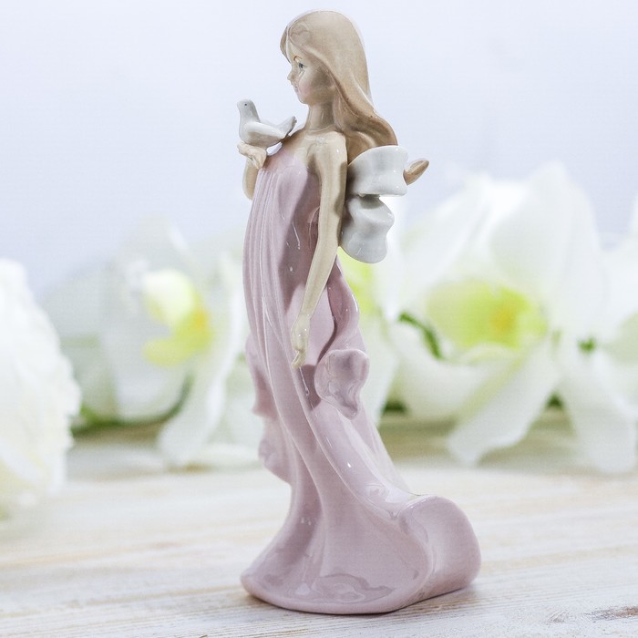 Сувенир керамика "Девочка в розовом платье с бантом и голубем в руках" 18х9х7 см