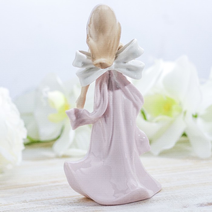 Сувенир керамика "Девочка в розовом платье с бантом и голубем в руках" 18х9х7 см