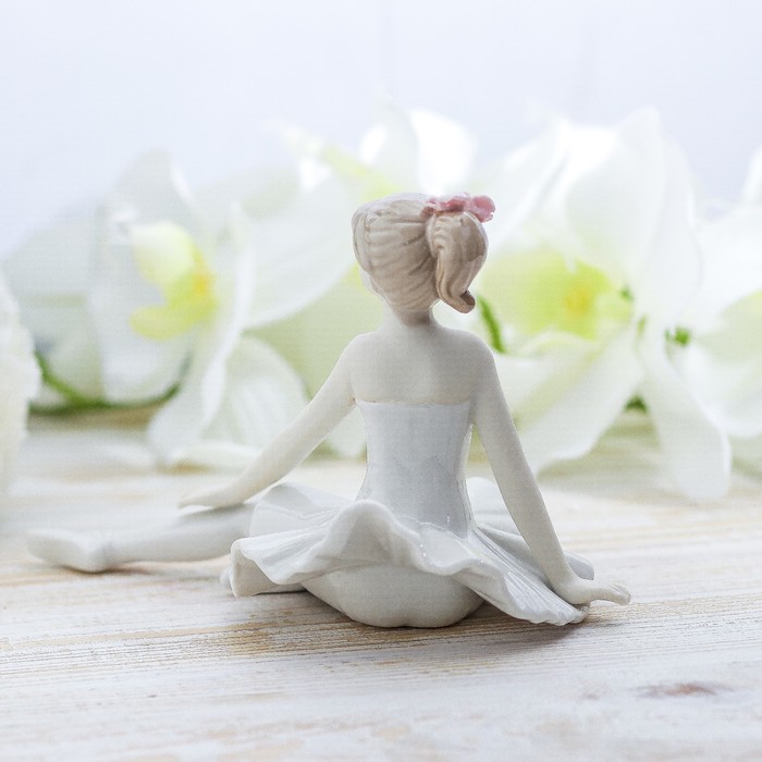 Сувенир керамика "Балерина в белой пачке с цветами в волосах" 11,5х18,4х10,3 см