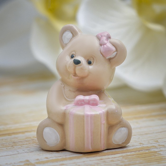 Сувенир керамика "Медвежонок с розовым бантом и подарком" 6х4,7х4,3 см