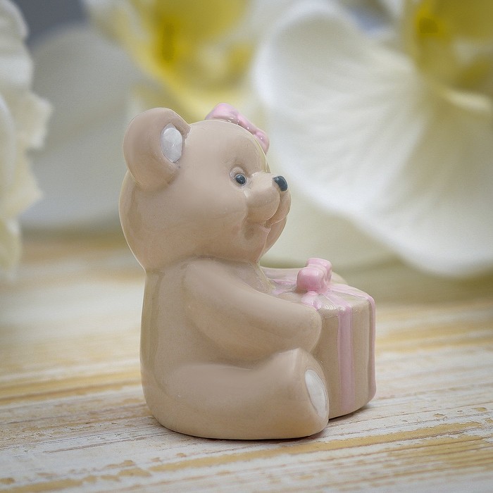Сувенир керамика "Медвежонок с розовым бантом и подарком" 6х4,7х4,3 см