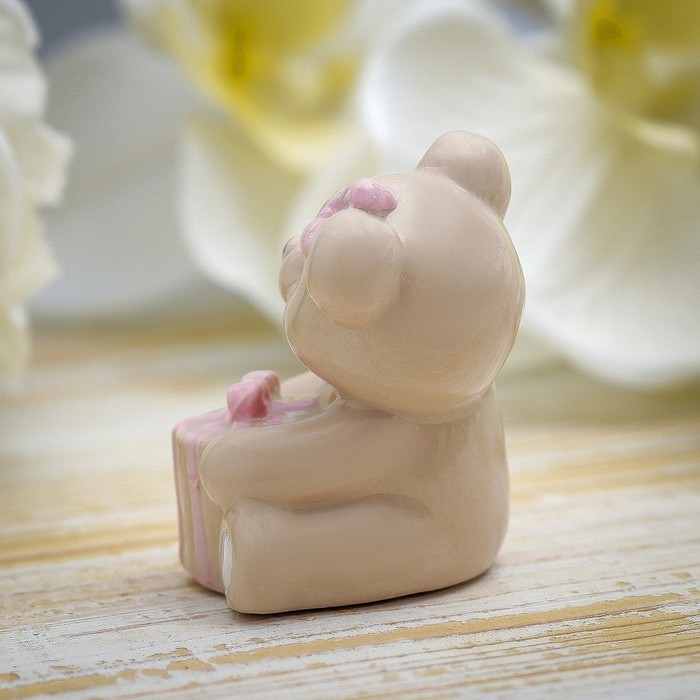 Сувенир керамика "Медвежонок с розовым бантом и подарком" 6х4,7х4,3 см