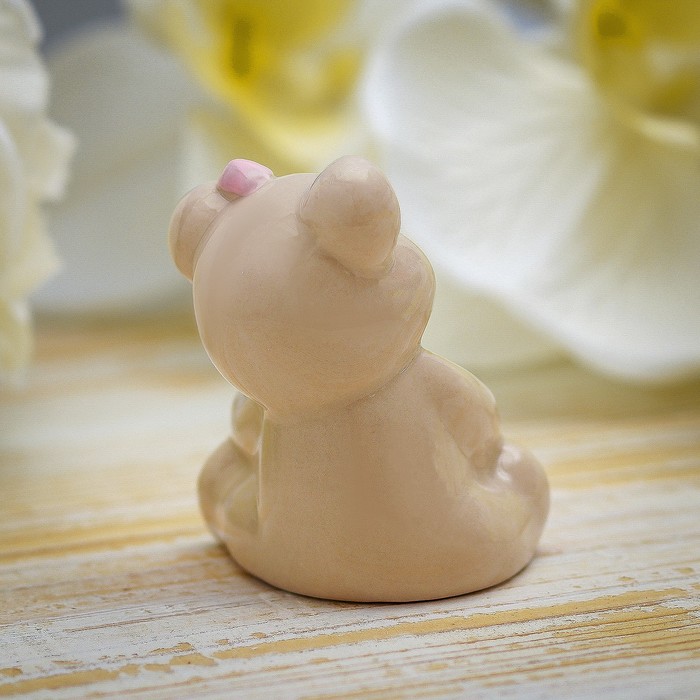 Сувенир керамика "Медвежонок с розовым бантом и подарком" 6х4,7х4,3 см