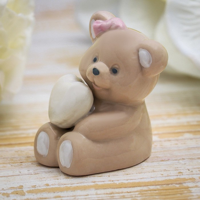 Сувенир керамика "Медвежонок с розовым бантом и сердцем" 6х4,5х3,8 см