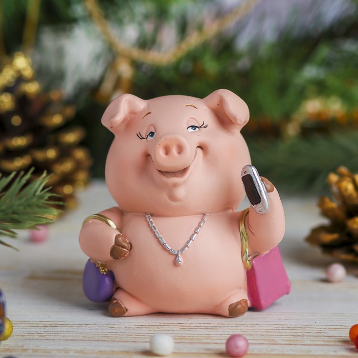 Сувенир полистоун "Розовая свинка с сумками"