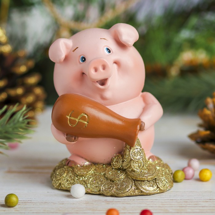 Сувенир полистоун "Розовый поросёнок на горке золотых монет" 9х7х6,5 см
