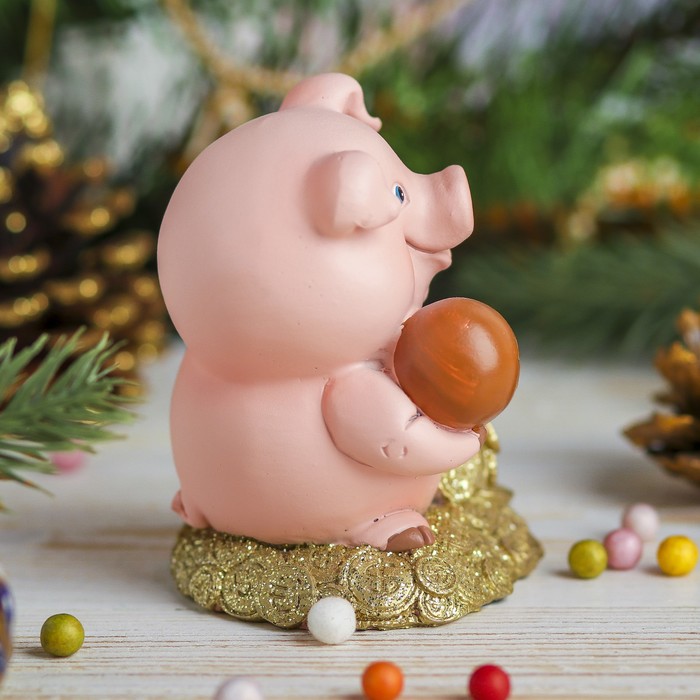 Сувенир полистоун "Розовый поросёнок на горке золотых монет" 9х7х6,5 см