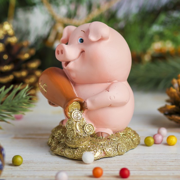 Сувенир полистоун "Розовый поросёнок на горке золотых монет" 9х7х6,5 см