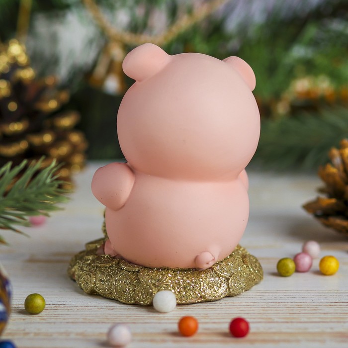 Сувенир полистоун "Розовый поросёнок на горке золотых монет" 9х7х6,5 см