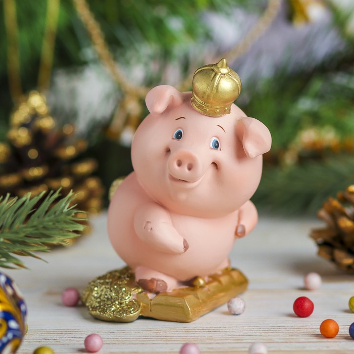 Сувенир полистоун "Розовый поросёнок-император с золотом и слитками" 10х8,5х7 см