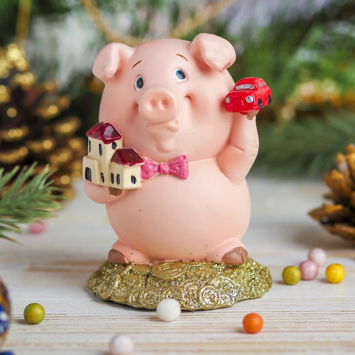 Сувенир полистоун "Розовый поросёнок на горке золотых монет с машинкой" 9,3х7х6,3 см