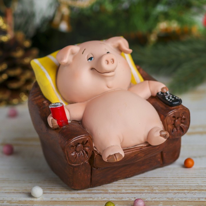 Копилка полистоун "Розовый поросёнок-лежебока в кресле с пультом и содовой" 8,8х11х10 см