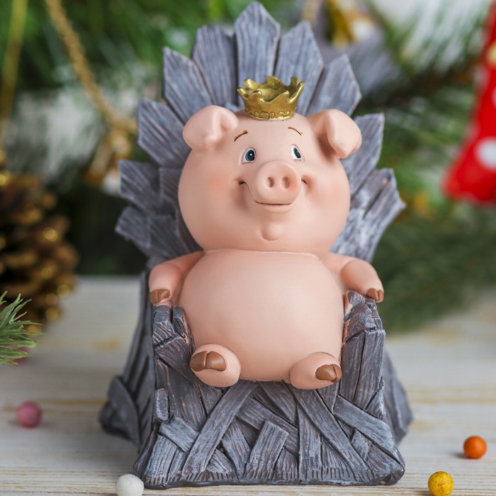 Копилка полистоун "Розовый поросёнок-принц на деревянном троне" 12,5х10х10 см