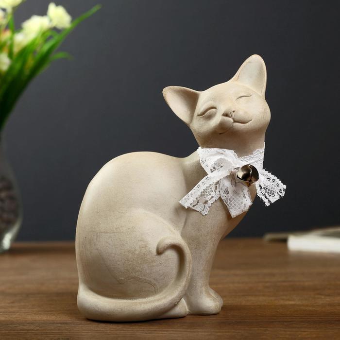 Сувенир полистоун "Кошка с бантом и колокольчиком жмурится" 18х14х8,5 см
