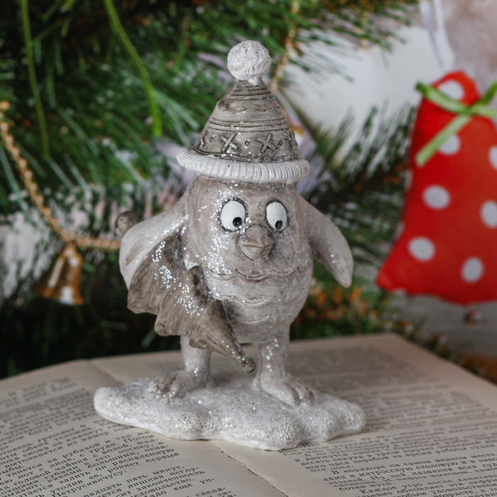 Сувенир полистоун "Птенчик в вязаной шапке с ёлочкой" 12х9,5х6,5 см