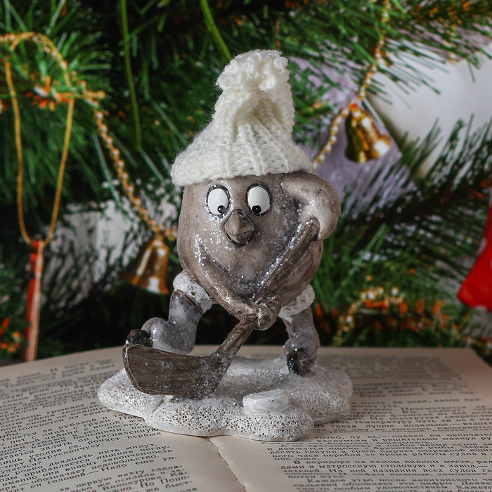 Сувенир полистоун "Птенчик-хоккеист в вязаной шапке" 11,5х10х8 см