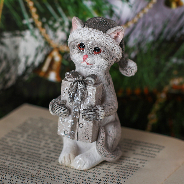 Сувенир полистоун "Котёнок в шапке с подарком" 9х3,7х4,5 см