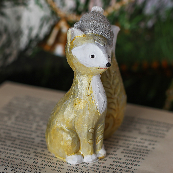 Сувенир полистоун "Лисичка в вязаной шапке" золотистая 7,5х3,5х5 см