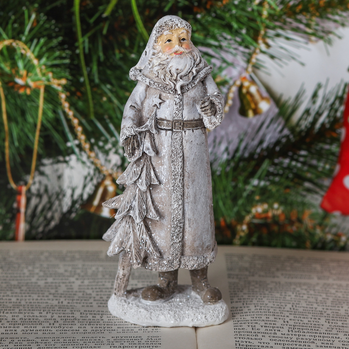Сувенир полистоун "Дедушка Мороз в бело-серебристой одежде с ёлочкой" 15х6,5х4,5 см