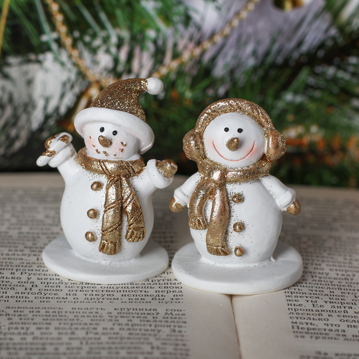 Сувенир полистоун "Снеговичок с золотым шарфиком" МИКС 6х4,5х4,7 см