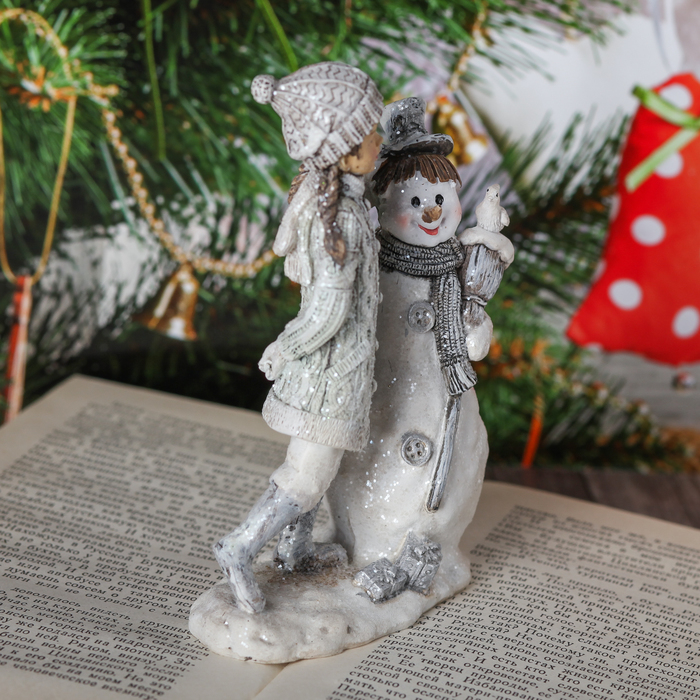Сувенир полистоун "Девочка и снеговик" 14,5х9х5 см