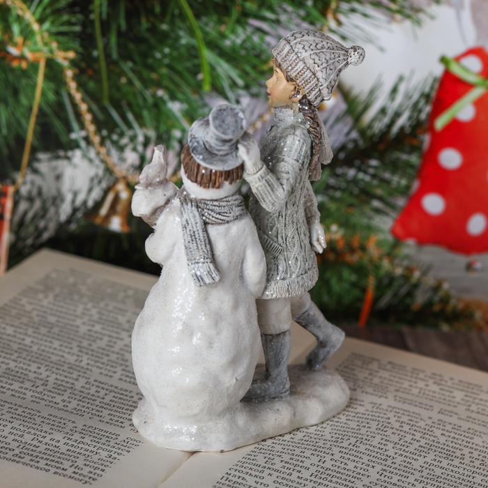 Сувенир полистоун "Девочка и снеговик" 14,5х9х5 см