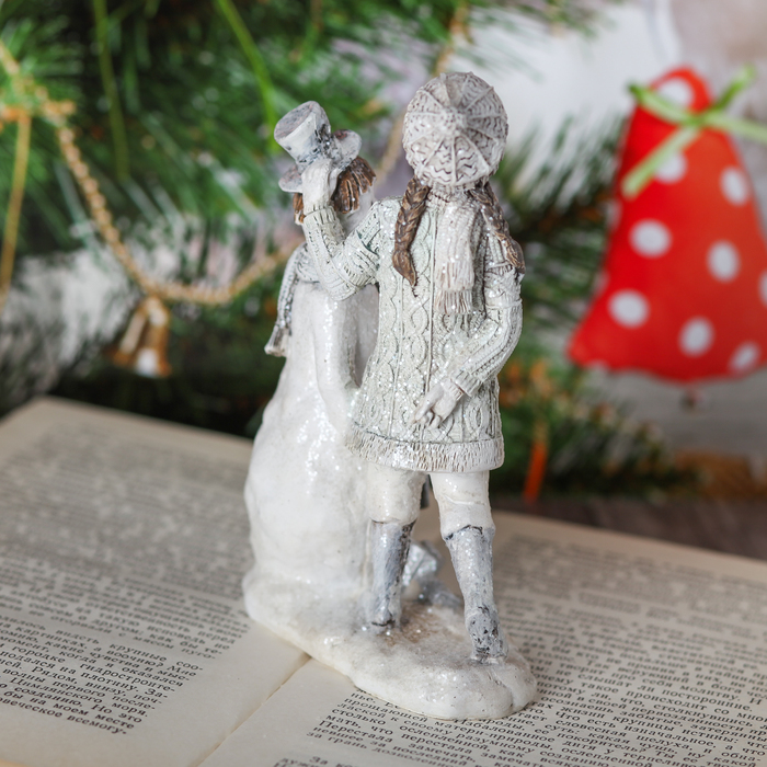 Сувенир полистоун "Девочка и снеговик" 14,5х9х5 см