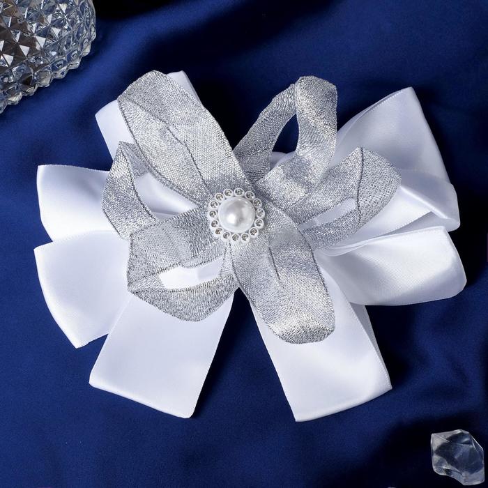 Резинка для волос бант "Школьница" 13,5 см, жемчужина и серебряная лента, белый