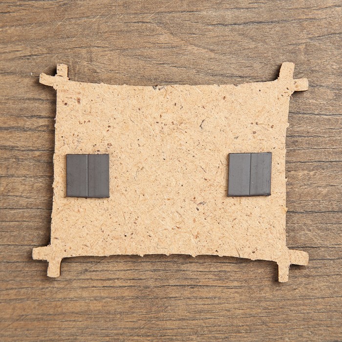 Магнит «Герб России с хохломской росписью», кожа в бамбуке, красный фон, 8,2×6,5 см