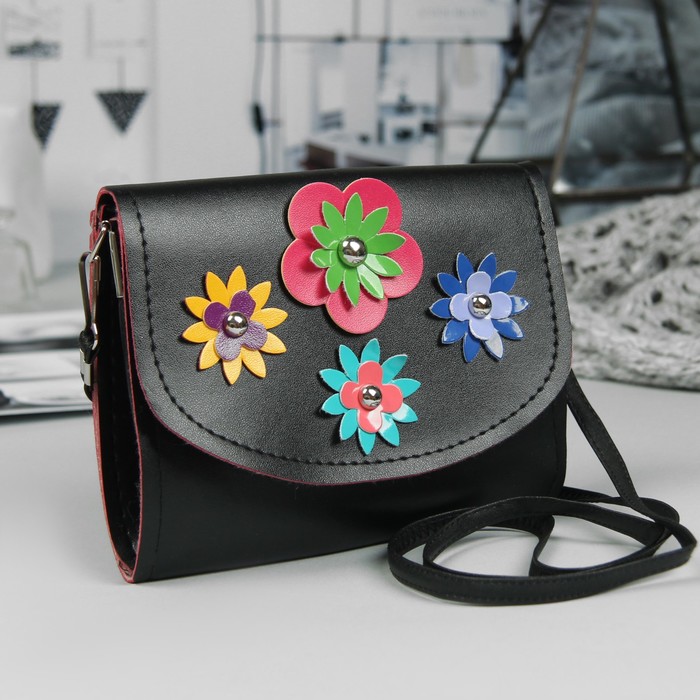 Сумка детская "Цветы", отдел на клапане, длинный ремешок, цвет чёрный