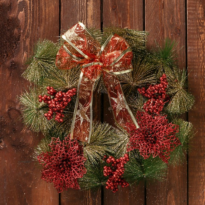 Венок новогодний d-28 см "Бантик" с красными цветами и ягодками