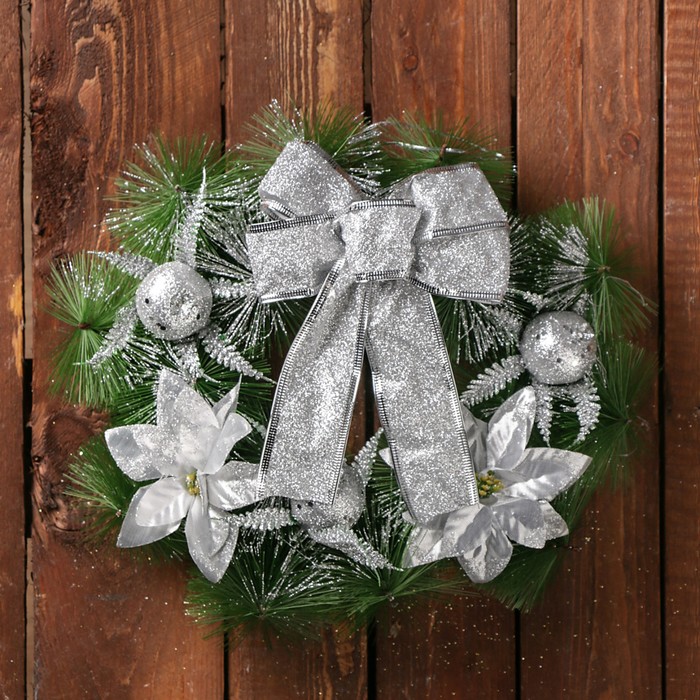 Венок новогодний d-28 см "Бантик" серебристые цветы