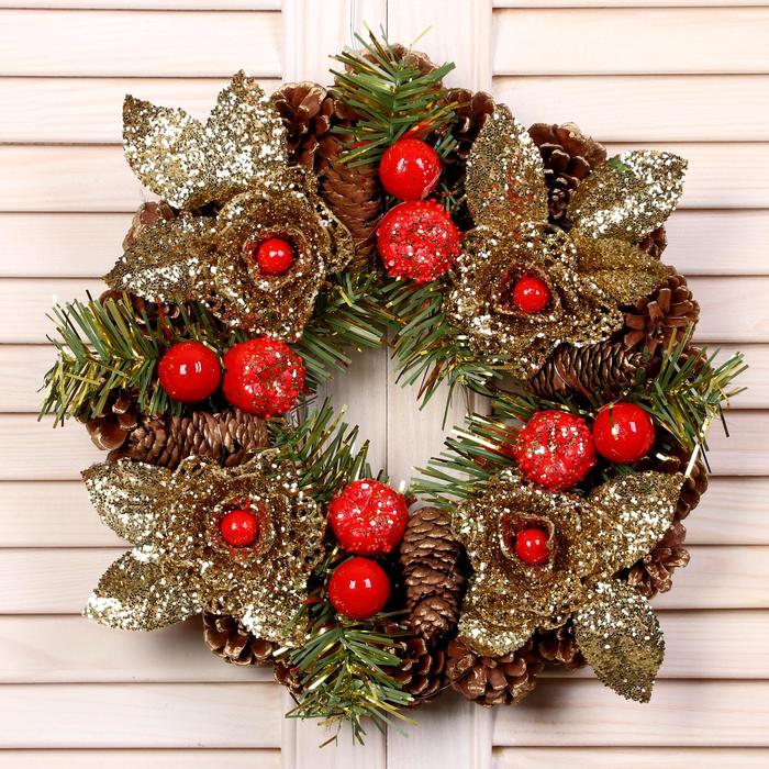 Венок новогодний d-22 см "Шишки" с золотыми цветами и красными ягодами