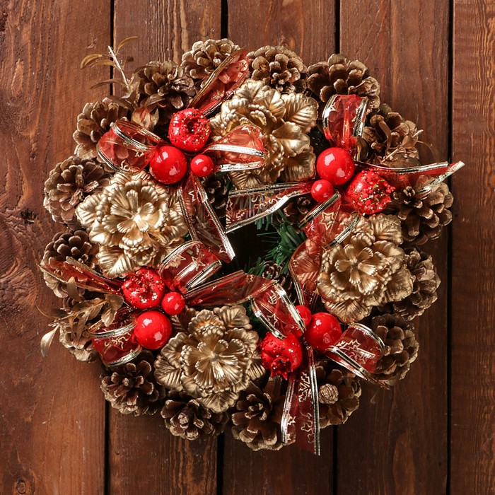 Венок новогодний d-22 см "Шишки" золотые с красными ягодами