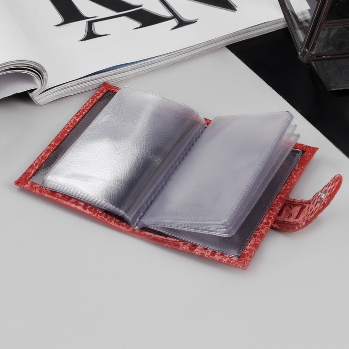 Визитница вертикальная, 1 ряд, 16 листов, хлястик, кайман, цвет красно-розовый