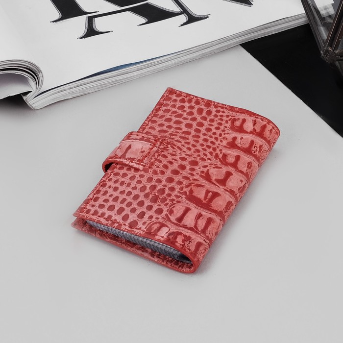 Визитница вертикальная, 1 ряд, 16 листов, хлястик, кайман, цвет красно-розовый