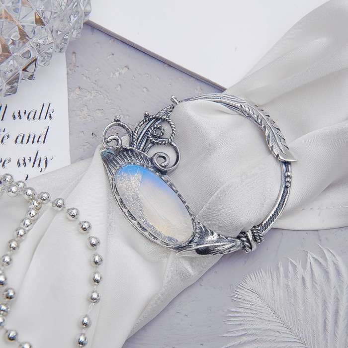 Зажим для платка птица "Лунник" в посеребрении