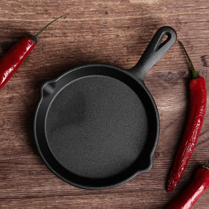 Сковорода 13 см "Вилфред", с 2 сливами, чугунная ручка