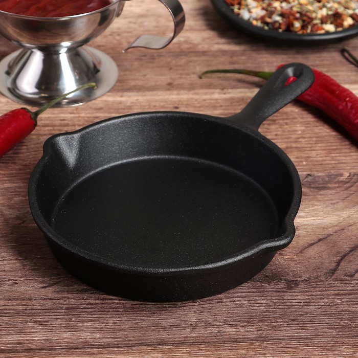 Сковорода 13 см "Вилфред", с 2 сливами, чугунная ручка