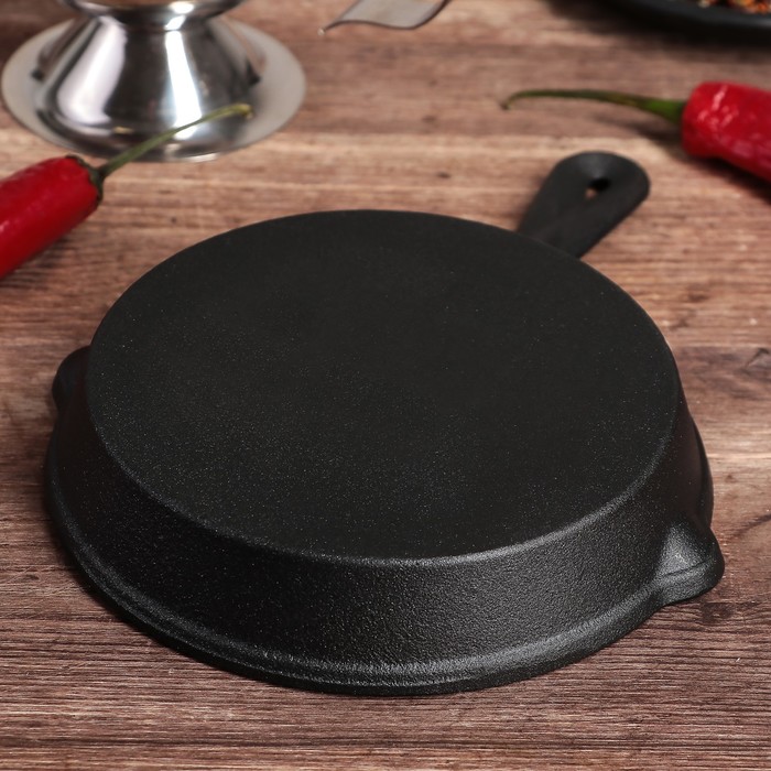 Сковорода 13 см "Вилфред", с 2 сливами, чугунная ручка