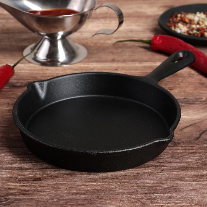 Сковорода 15 см "Вилфред", с 2 сливами, чугунная ручка
