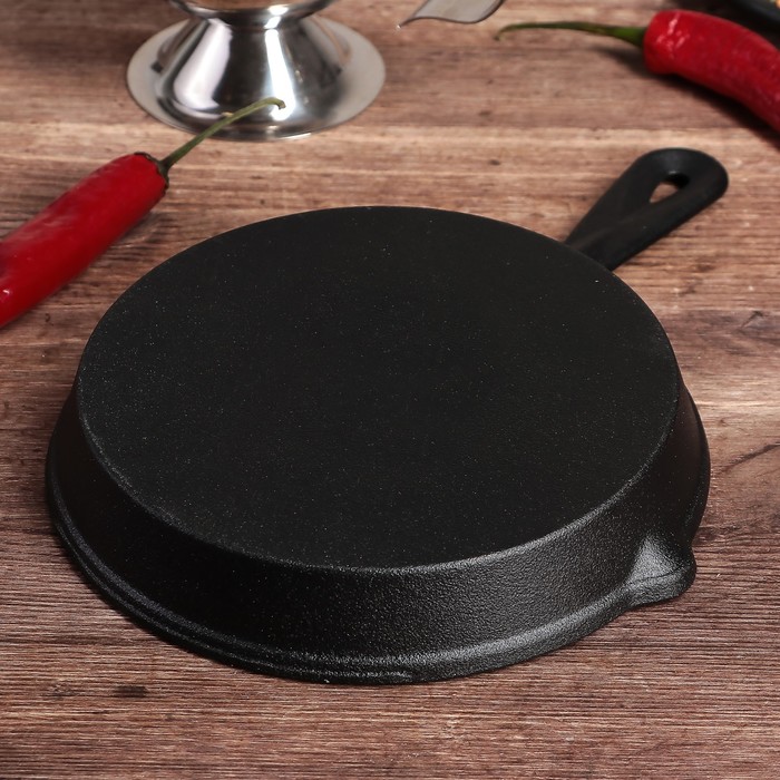 Сковорода 15 см "Вилфред", с 2 сливами, чугунная ручка